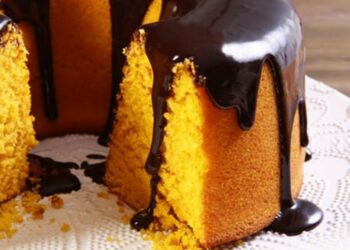 Bolo de Cenoura com Cobertura de Chocolate