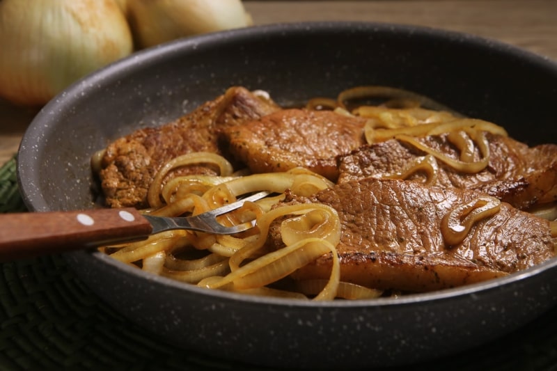 Bife Acebolado Simples- Receita Bife de Alcatra Acebolada de dar Água na Boca