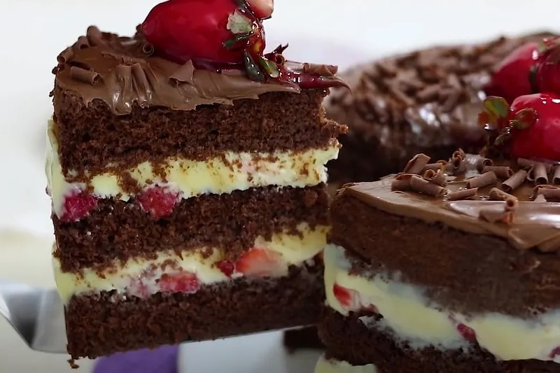 Bolo de Chocolate com Morango Simples e Gostoso