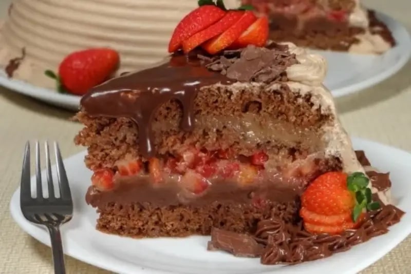 Bolo de Chocolate com Recheio de Morango