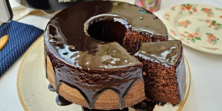 Bolo de Chocolate na Airfryer - Como Fazer Bolo de Chocolate Simples e Gostoso na Airfryer