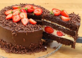 Como Fazer Bolo de Chocolate Recheado com Morango