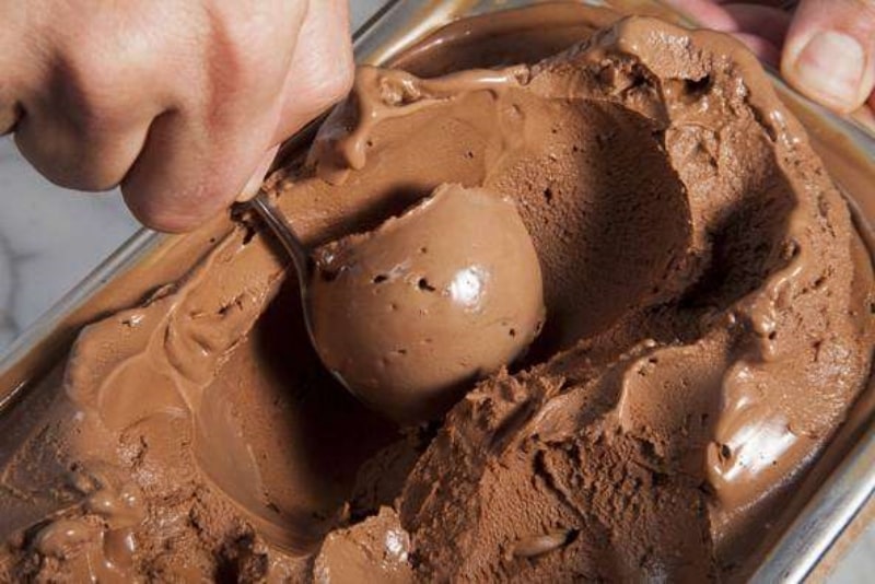 Como Fazer Bolo de Cenoura com Cobertura de Chocolate (Fácil e Gostoso) -  Maravilha de Sabor
