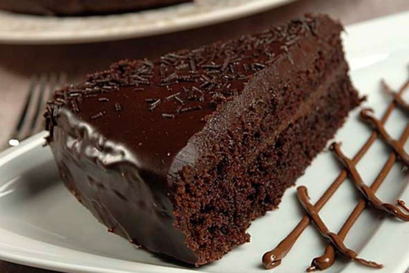 Bolo de Chocolate com Morango Simples e Gostoso (Receita Fácil e Completa)  - Maravilha de Sabor
