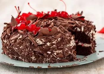 Bolo de Floresta Negra Natalino! Impossível Comer Apenas 1 Pedaço
