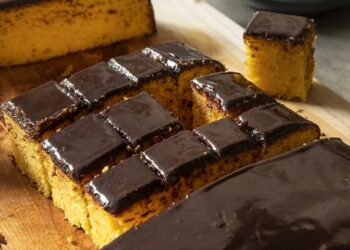 Como Fazer Bolo de Cenoura com Cobertura de Chocolate