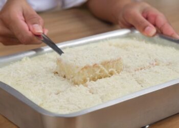 Como Fazer Bolo de Coco Geladinho e Gostoso (Rápido de Fácil de Fazer)