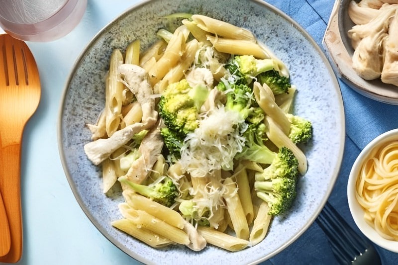 Penne ao Molho Alfredo com Frango e Brócolis