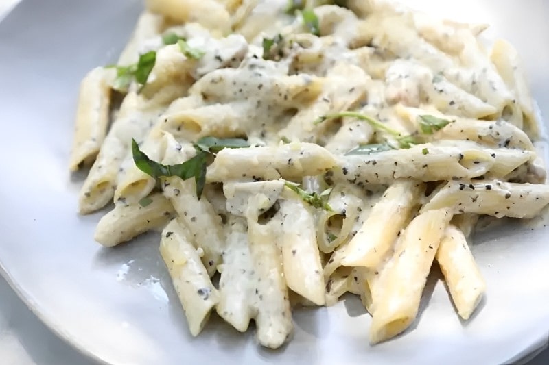 Receita de Penne ao Molho Alfredo com Frango e Brócolis