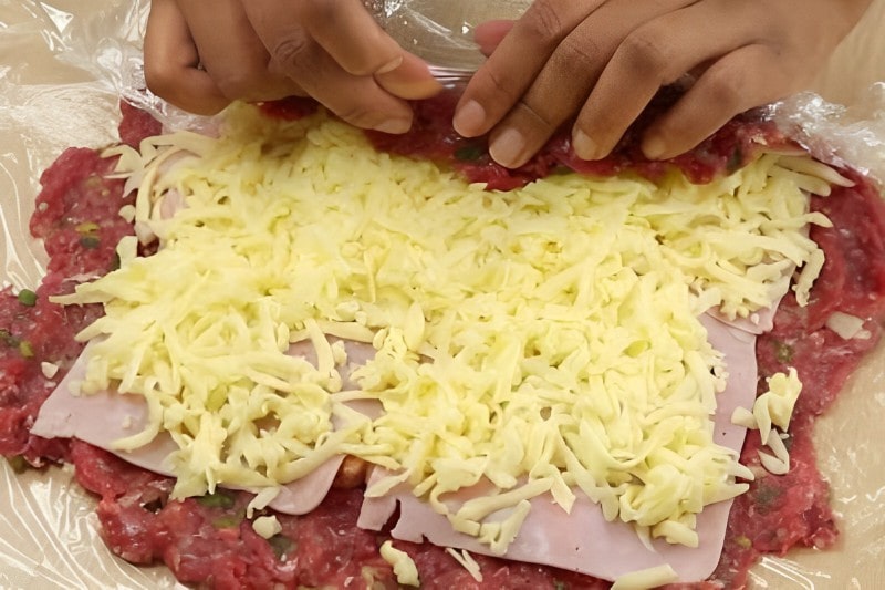 Receita de Rocambole de Carne Moída Recheado com Preseunto e Queijo