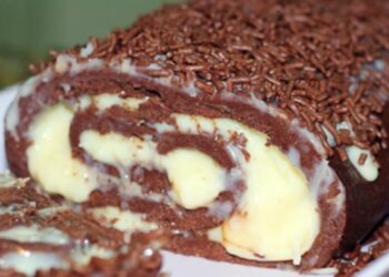 Rocambole de Chocolate Com Creme