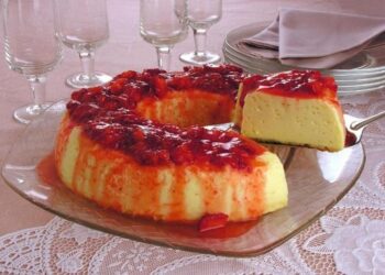 Pudim de Leite Condensado com Calda de Morango