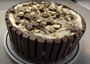 Bolo KitKat com Sorvete