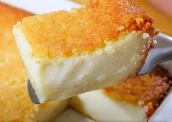 Bolo Mole com Leite de Coco e Leite Condensado Uma Explosão de Textura e Sabor