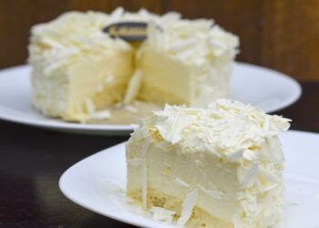 Bolo com Mousse de Chocolate Branco com Sorvete