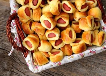 Como Fazer Enroladinho de Salsicha Assado