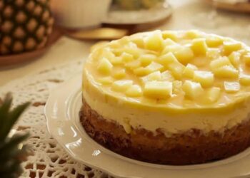 Como Fazer Torta de Sorvete de Coco com Calda de Abacaxi