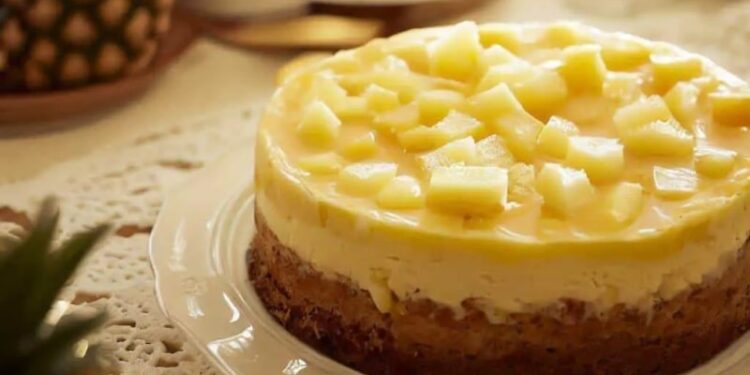 Como Fazer Torta de Sorvete de Coco com Calda de Abacaxi