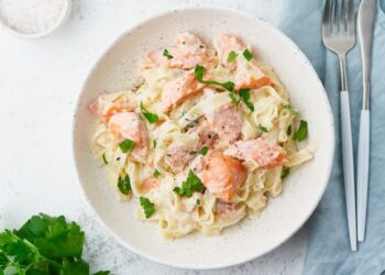 Macarrão ao Molho Branco com Salmão