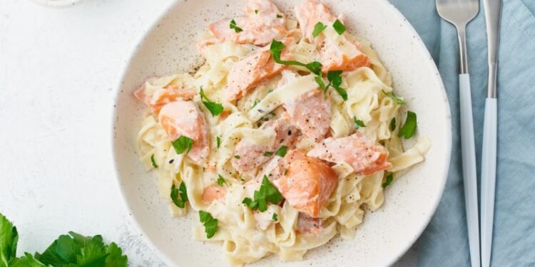 Macarrão ao Molho Branco com Salmão