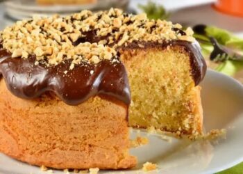 Receita de Bolo de Amendoim com cobertura de brigadeiro