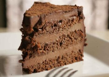 Bolo de Chocolate Recheado com Mousse de Chocolate-min