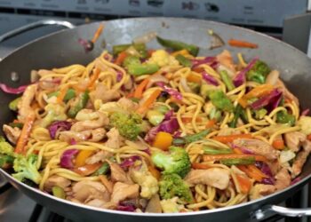 Receita de Yakisoba de Frango (Todo os Segredos para Fazer um Yakissoba Perfeito)